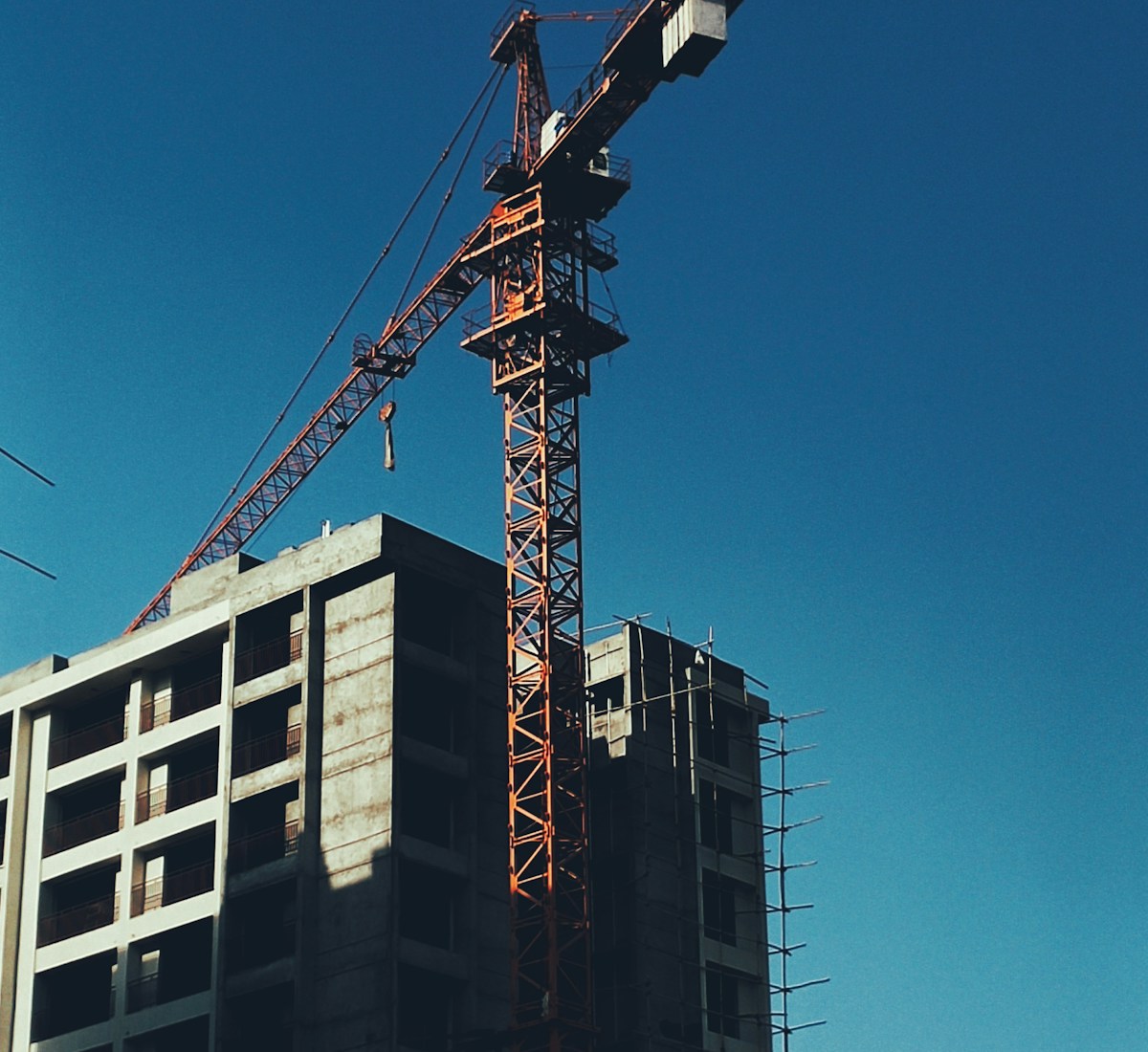 Betonarme bir yapının inşasında çalışan kule vinç